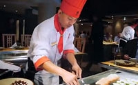 【拍客】铁板烧厨师炫技惊呆食客 风趣不输土耳其冰淇淋