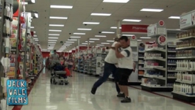 坐在轮椅上的妻子遭人对着脸放屁恶搞，丈夫用拳头捍卫妻子的尊严