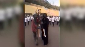 铜人恶搞路人，看他挨打的样子真解恨，爆笑啊