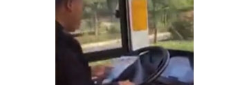 【拍客】实拍公车司机开车看广告 吓坏一车乘客