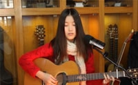 【拍客】长发气质美女吉它弹唱《烟花》