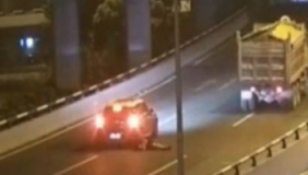 监拍情侣车上吵架 男子开门跳车后被撞