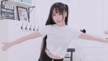 美女热舞：眼神十分魅惑，网友：跟我走吧