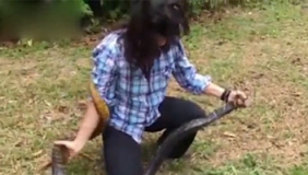 给跪了!女汉子徒手活捉2米长蛇 吓得旁人狂尖叫