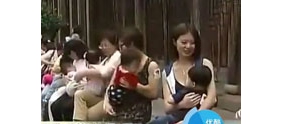 【拍客】辣妈上演哺乳快闪 爱就爱的超凡脱俗