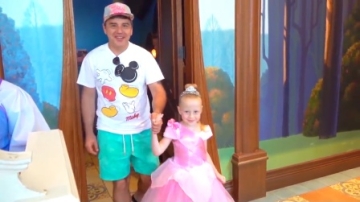 小萝莉萌娃打扮成公主好漂亮