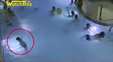 实拍5岁男孩泳池溺水绝望挣扎 满池人竟无人察觉