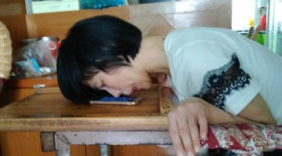 脑瘫妈妈鼻尖打字做微商 