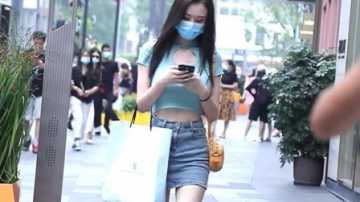 成都街拍美女，走路只顾看手机，真怕她摔了！