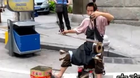 街头艺人高手在民间！绝活！一个人的乐队真好听 牛人！