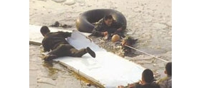 【拍客】维和步兵营战士 冰窟中勇救落水群众传为佳话