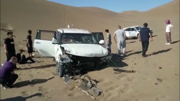 新手司机挑战沙漠爬坡失败 连人带车翻下沙丘致1死4伤