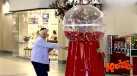 老外街头恶搞 糖果机器人