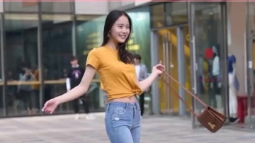 时尚街拍：穿着修身牛仔裤的姑娘，显身材，还有气质