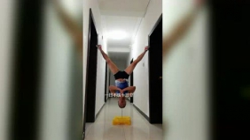 一日不练十日空!铁头功训练〈头顶钢筋悬空倒立〉牛人绝活，功夫艺…