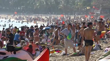 新年期间的海南：海滩上的人潮如同“下饺子”