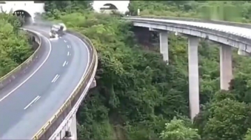 监控实拍：大货车司机不知出了隧道就是弯道，想刹车都来不及