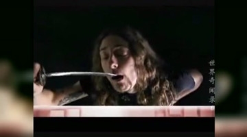 惊心动魄的吞剑表演，令人咋舌