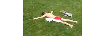 【拍客】绝症大学生草坪裸晒 欲晒死癌细胞