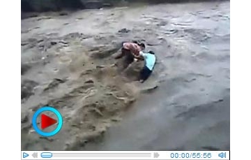 【拍客直击】实拍五人被洪水冲走的恐怖瞬间