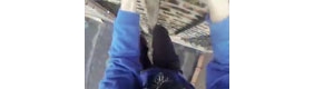 跑酷爱好者自拍楼顶“死亡飞跃”惊险瞬间