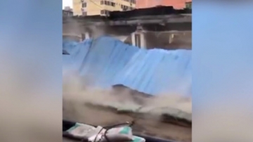 实拍瞬间！咸阳暴雨一排商铺突然倒塌 一周前地面已下沉开裂
