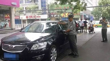 违法停车拟纳入城管执法范围 城管也可贴条了...