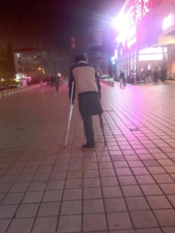 残疾小伙的辛酸泪