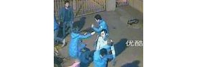 监拍一男一女两保安惨遭众人殴打