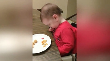 小萌宝实在太困了，吃饭时睡着，东倒一下西倒一下实在太可爱了