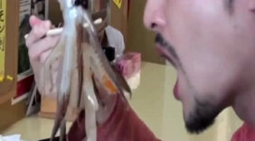 型男健身黄金饮食之一：生吃活章鱼