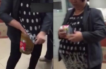 【拍客】实拍大妈展绝技腰藏"万物" 真人版哆啦A梦?