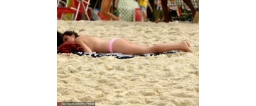 搞笑视频火辣美女沙滩玩昏迷看完我跪了