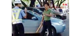 【拍客】实拍男子阻开罚单持棍威胁交警称让其下岗