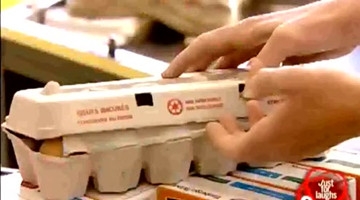 国外街头恶搞路人，男子超市恶搞顾客这样真的好吗？