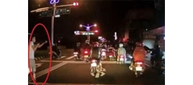 【拍客】台湾火爆哥持气枪当街扫射 骑士闯红灯逃窜