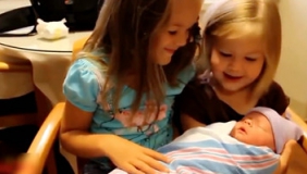 当老大看见二胎萌宝时的反映，这才是一个哥哥姐姐应有的表现