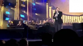 雅尼现场版《AareDiNuovo》，温暖的男声，动情的歌