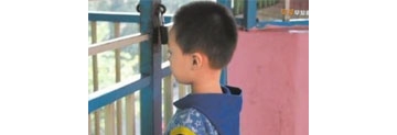 【拍客】男孩住幼儿园3年 父母离异失联爷爷失踪