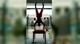 牛人绝活!〈铁头功头顶钢筋悬空倒立〉