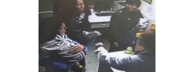 【拍客】医生建议不输液遭患儿家长暴打监控曝光