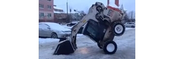 【拍客】俄一司机让铲雪车“耍杂技” 炫酷车技惊呆网友