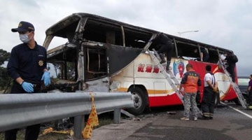 实拍台湾游览车撞护栏起火 已致多人遇难台湾游览车起火