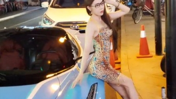 【小小小酷哥】极品身材女嘉宾被邀请 街拍！多角度秀出妖娆身材！