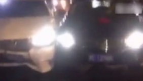 实拍丰田女司机疯狂撞雷克萨斯：这女的把我老公睡了