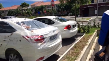 恶搞！用保鲜膜把汽车团团包住