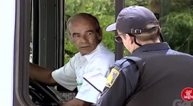 公交站台居然禁停车，交警恶搞公交车司机