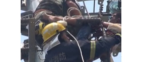 【拍客】“攀援哥” 高压线塔急救触电男子