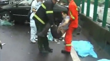 [拍客]成渝高速新生报到 遭遇车祸致5人死亡