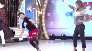 这样的腿功，就像特技一样！简直炫酷到不行